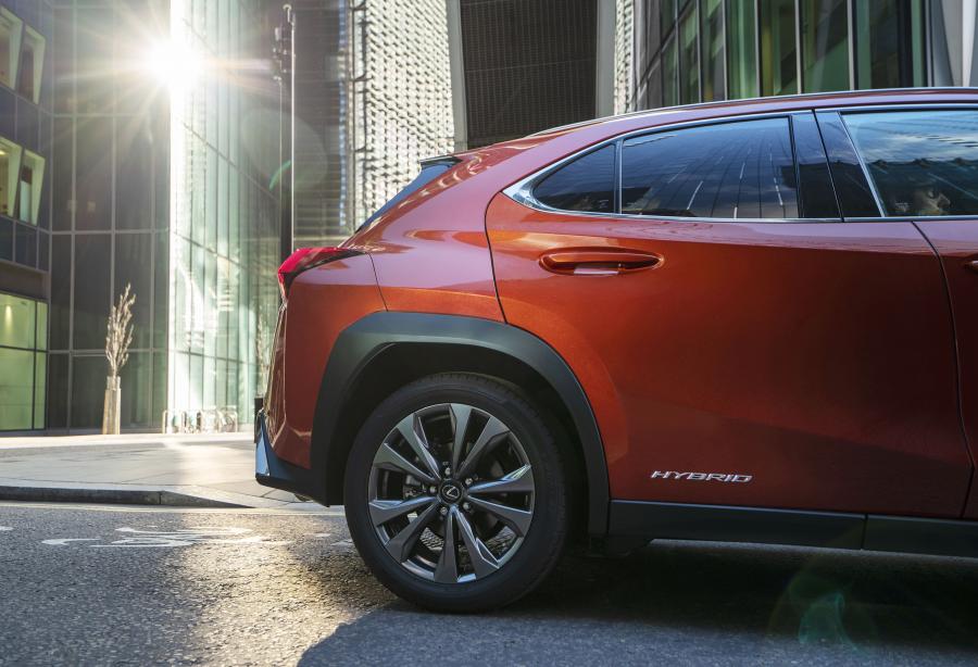 Детали экстерьера Lexus UX250h F-Sport 2019 года  (UK) (фото 37 из 40)